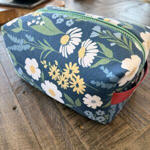 NEW Handmade Botanical Makeup Bag Padded Floral Box Pouch Vibrant Daisy Print